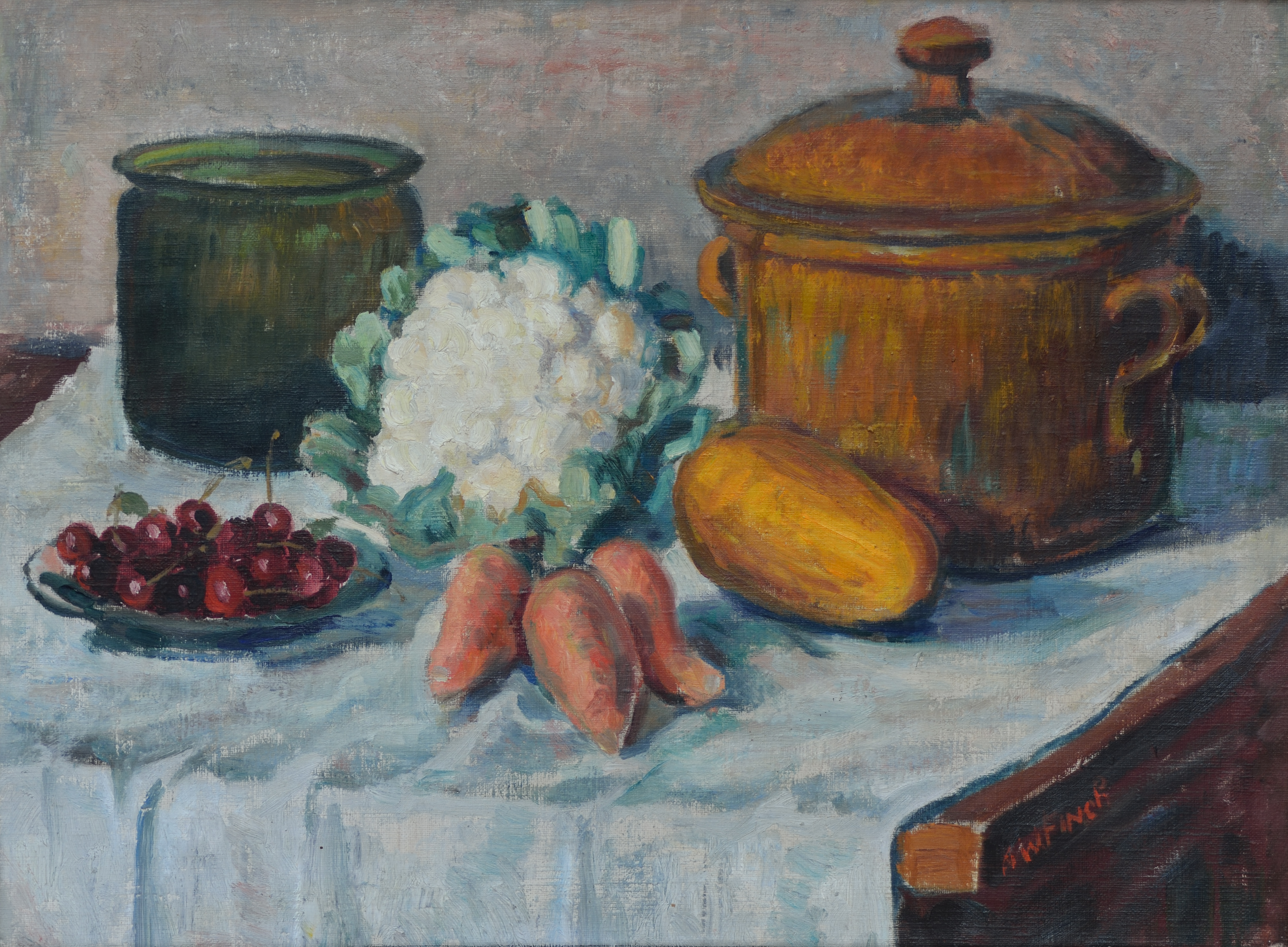 Asetelmamaalauksessa valkoisen pöytäliinan päällä kattila, lasikulho, kirsikoita ja vihanneksia.